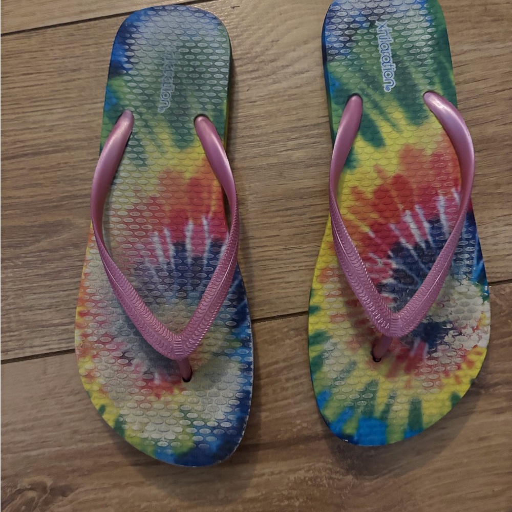 Xhilaration Green Flip Flops Vibrant Tie-Dye Design